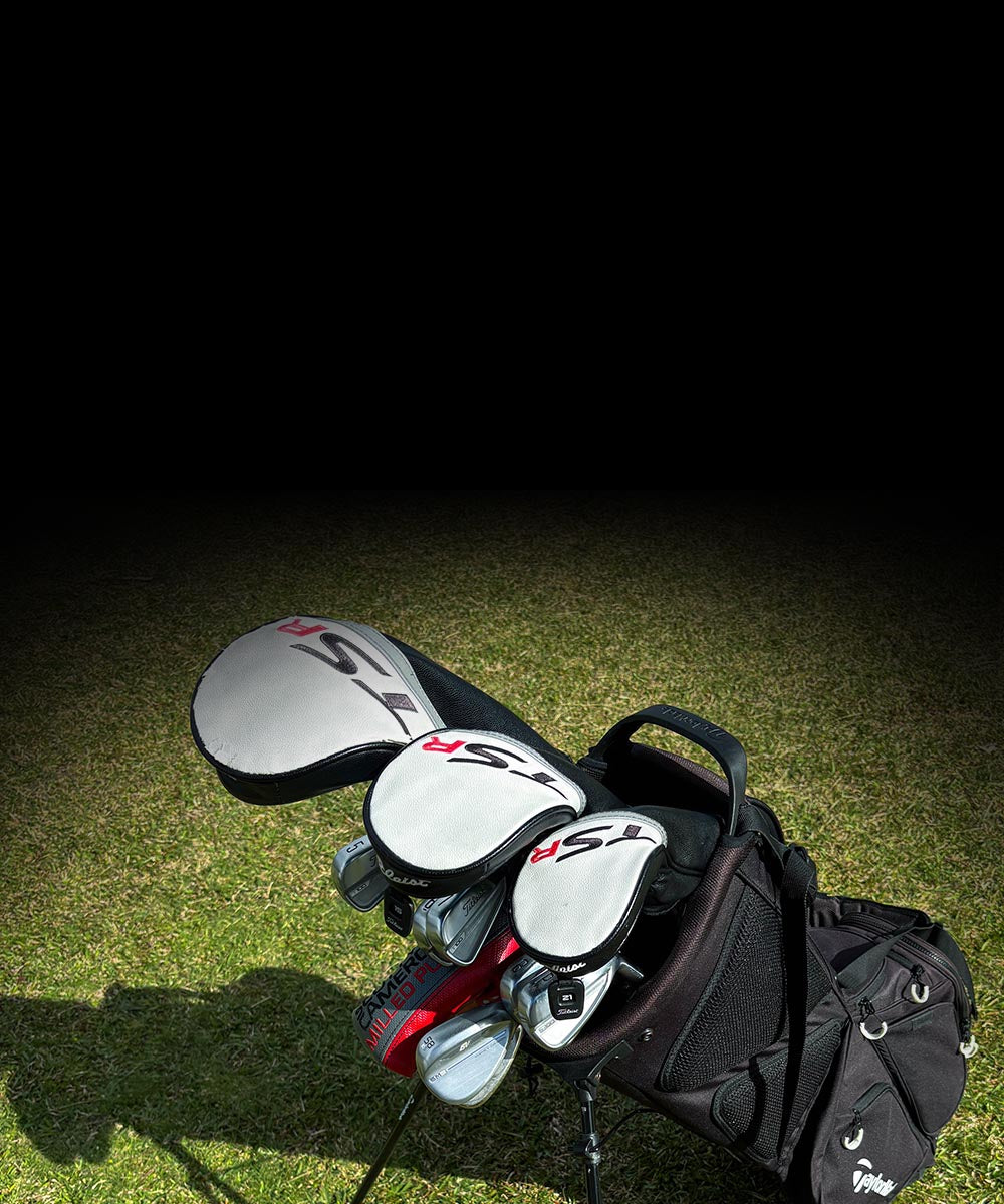 Image of a Titleist golf set in a golf bag on the grass