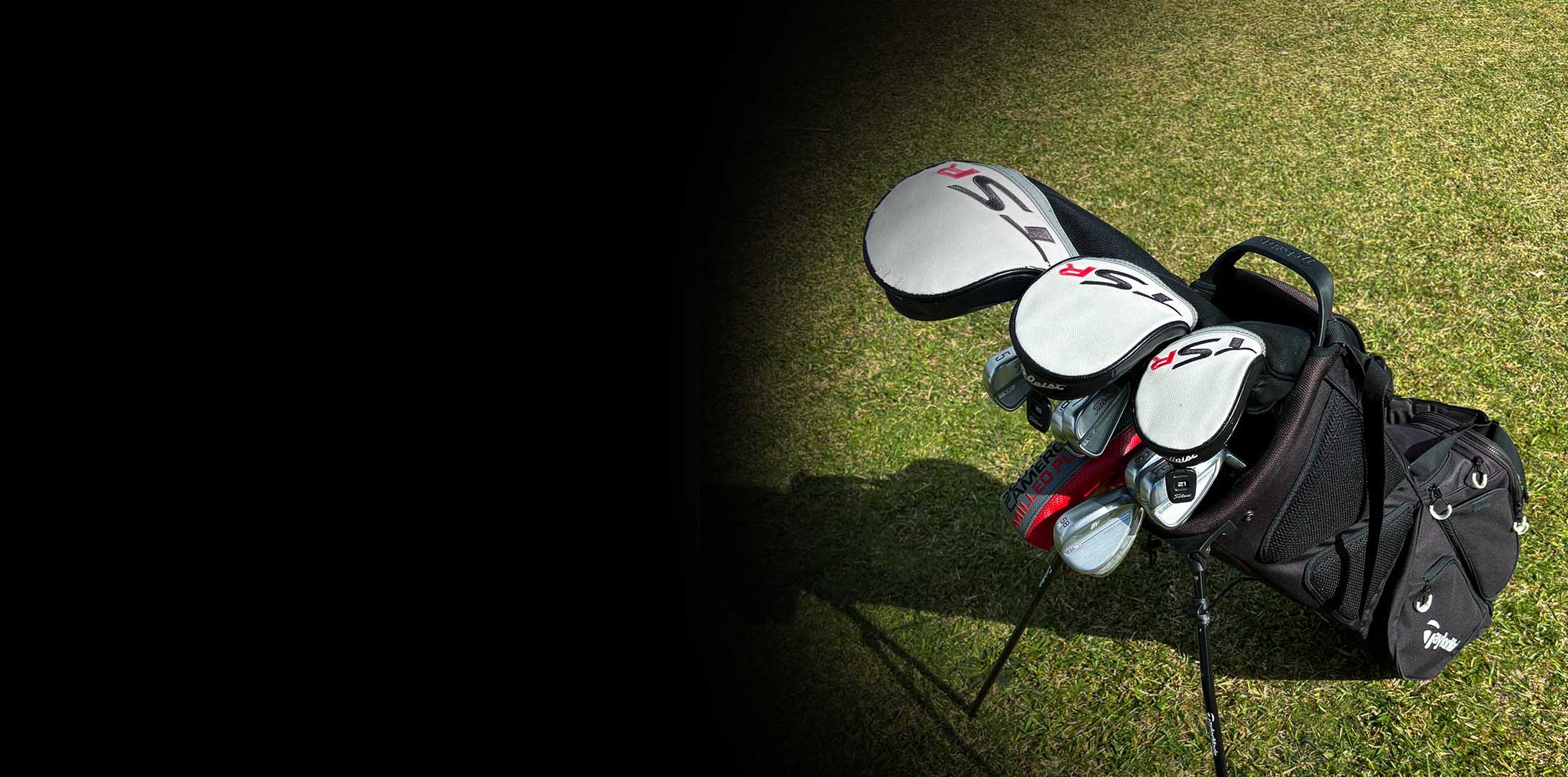 Titleist golf set in a golf bag on the grass