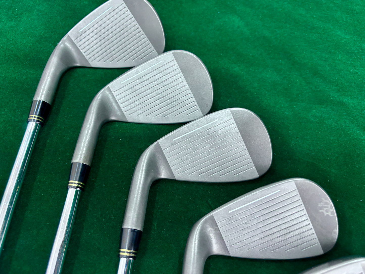 Cobra Dark Speed 6-PW + SW - Iron Set (Regular)